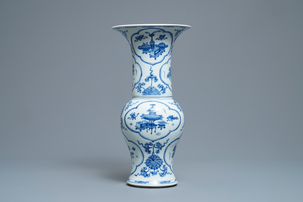 Un vase de forme yenyen en porcelaine de Chine en bleu et blanc, Kangxi