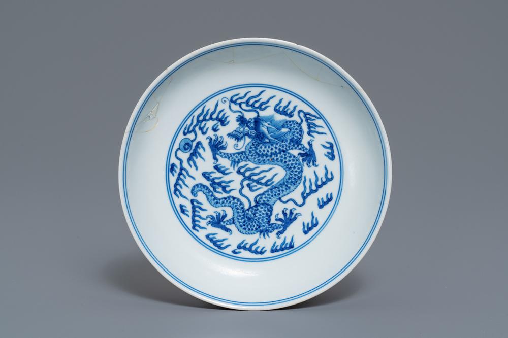 Een Chinees blauw-wit 'draken' bord, Qianlong merk en periode