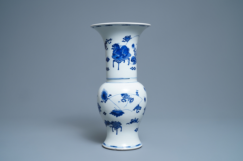 Un vase de forme yenyen en porcelaine de Chine en bleu et blanc, Kangxi