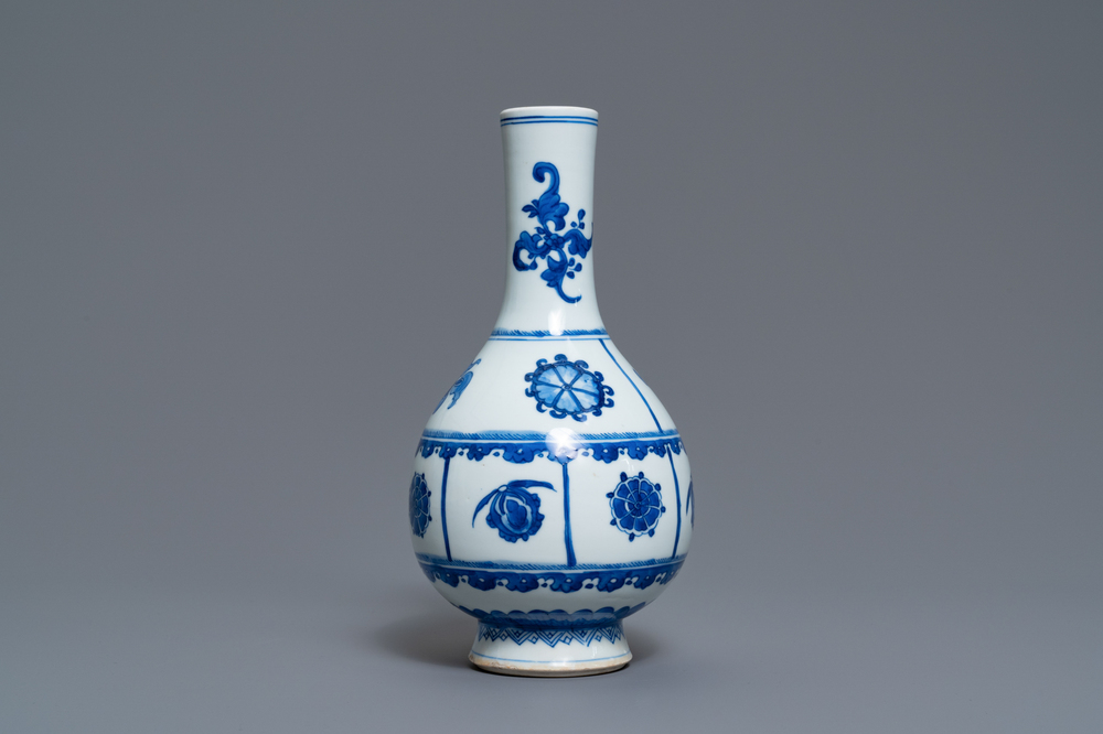 Een Chinese blauw-witte flesvormige vaas, Kangxi