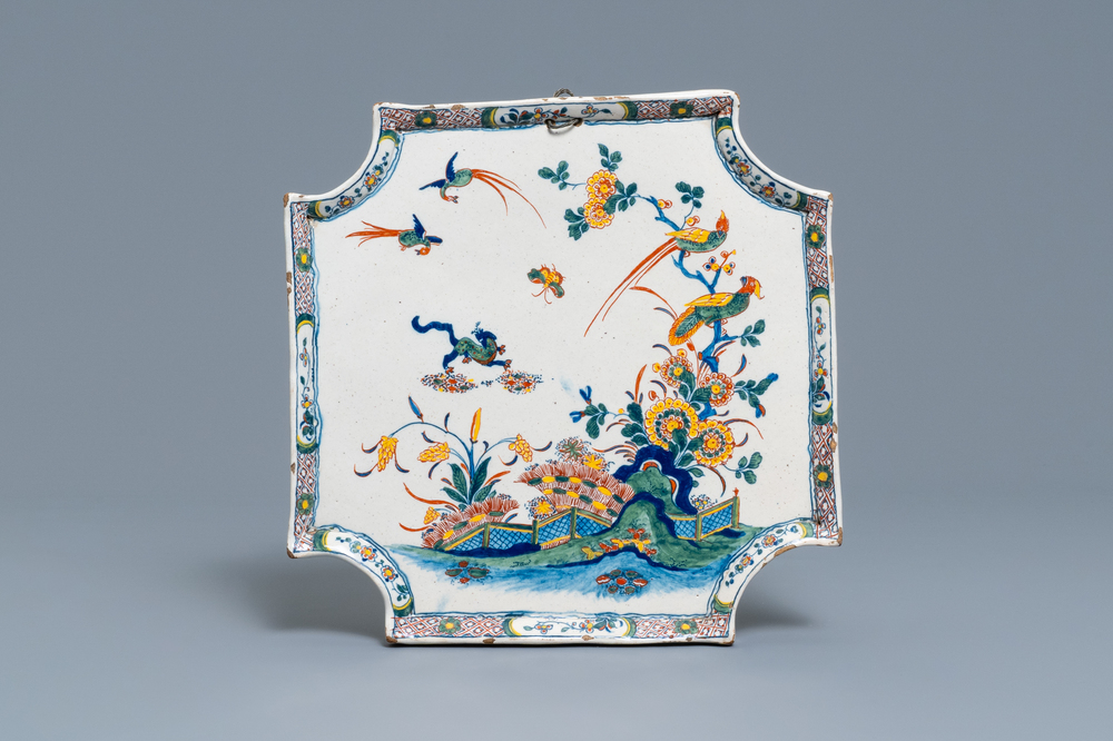 Une plaque en fa&iuml;ence polychrome de Delft &agrave; d&eacute;cor de style Kakiemon, 1&egrave;re moiti&eacute; du 18&egrave;me