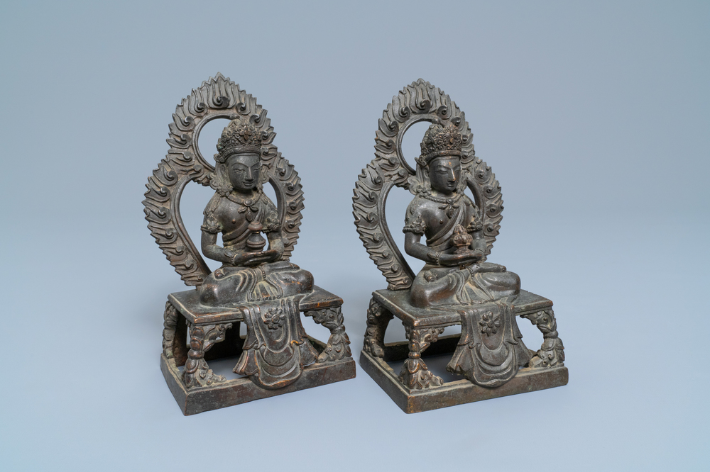 Une paire de figures du Bouddha Amitayus en bronze, Sino-Tibet, Qianlong