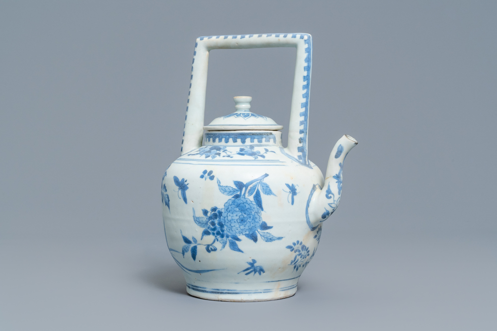 Une grande th&eacute;i&egrave;re couverte en porcelaine de Chine en bleu et blanc, &eacute;pave du Hatcher cargo, &eacute;poque Transition