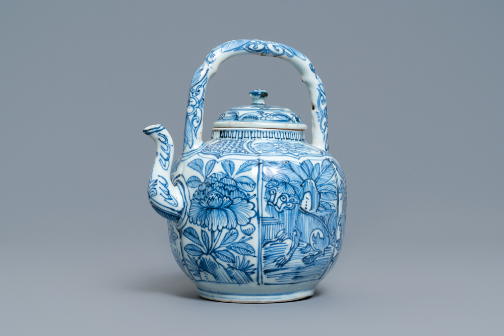 Een Chinese blauw-witte wijnkan met deksel, Wanli