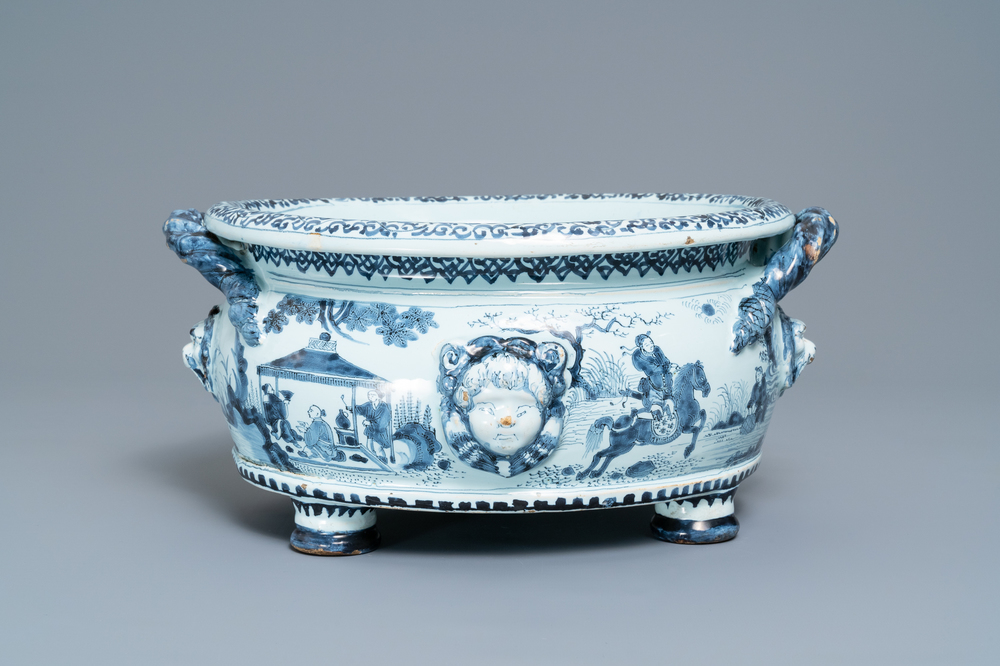 Une jardini&egrave;re en fa&iuml;ence de Delft en bleu et blanc &agrave; d&eacute;cor de chinoiserie, fin du 17&egrave;me