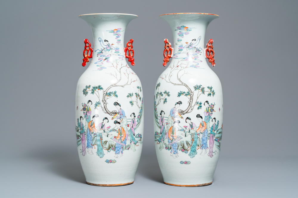 Une paire de vases en porcelaine de Chine famille rose &agrave; d&eacute;cor de dames dans un jardin, 19/20&egrave;me
