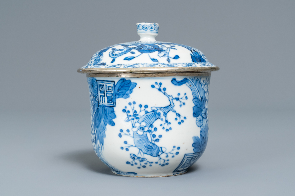 Un bol couvert en porcelaine de Chine 'Bleu de Hue' pour le Vietnam, 19&egrave;me