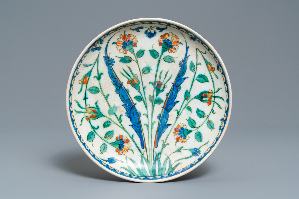 Un plat polychrome en c&eacute;ramique d'Iznik &agrave; d&eacute;cor floral, Turquie, fin du 16&egrave;me
