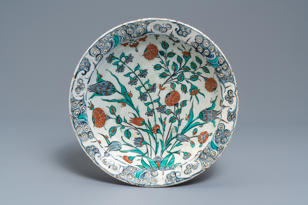 Un plat polychrome en c&eacute;ramique d'Iznik &agrave; d&eacute;cor floral, Turquie, fin du 16&egrave;me
