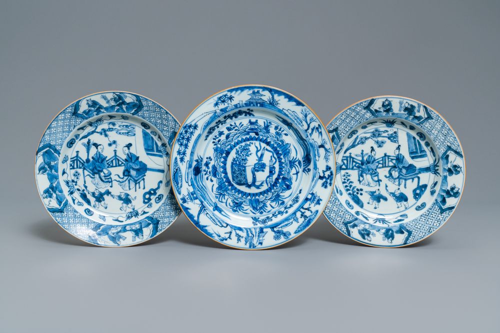 Trois assiettes en porcelaine de Chine en bleu et blanc, Kangxi