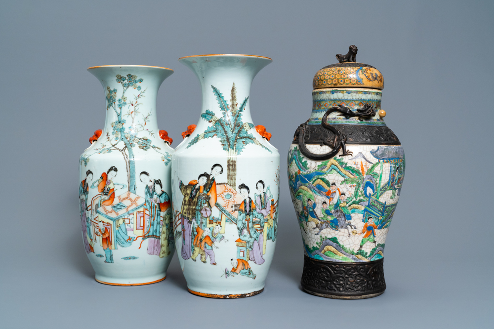 Deux vases en porcelaine de Chine qianjiang cai et un en famille verte, 19/20&egrave;me