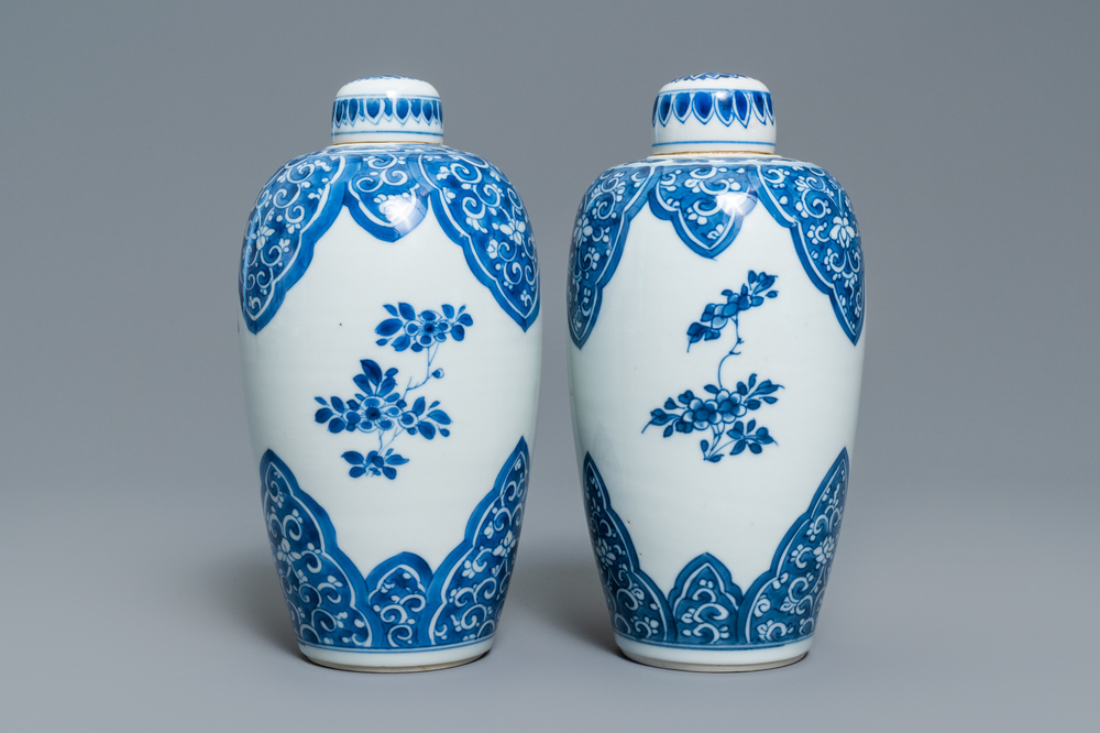 Une paire de vases couverts en porcelaine de Chine en bleu et blanc, Kangxi