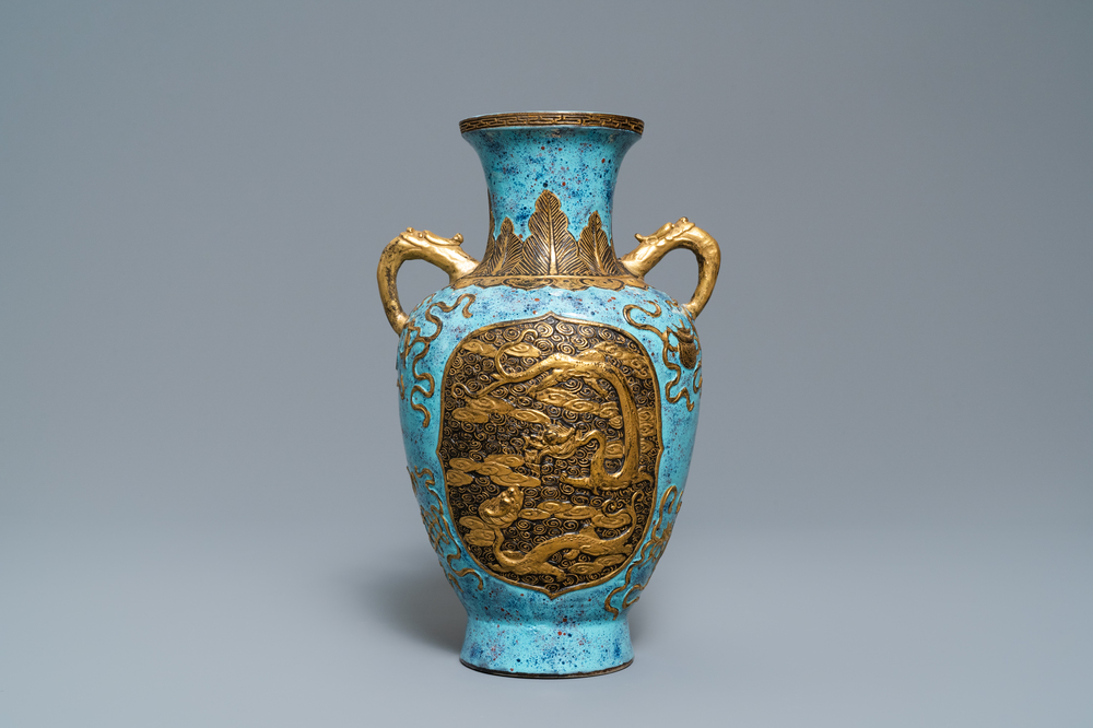 Un vase en porcelaine de Chine 'robin's egg', marque de Qianlong, 19/20&egrave;me