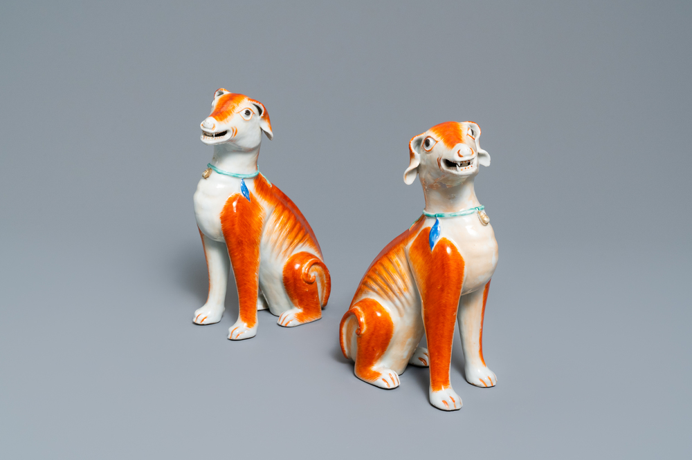 Une paire de mod&egrave;les de chiens en porcelaine de Chine pour l'exportation, Qianlong
