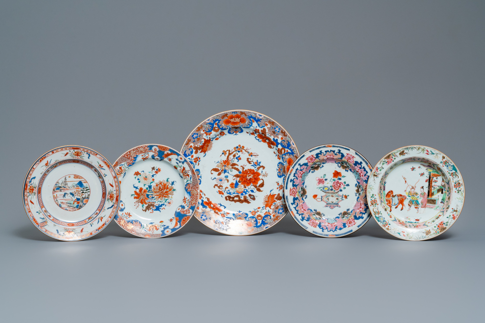 Vier Chinese verte-Imari en famille rose borden en een schotel, Yongzheng/Qianlong