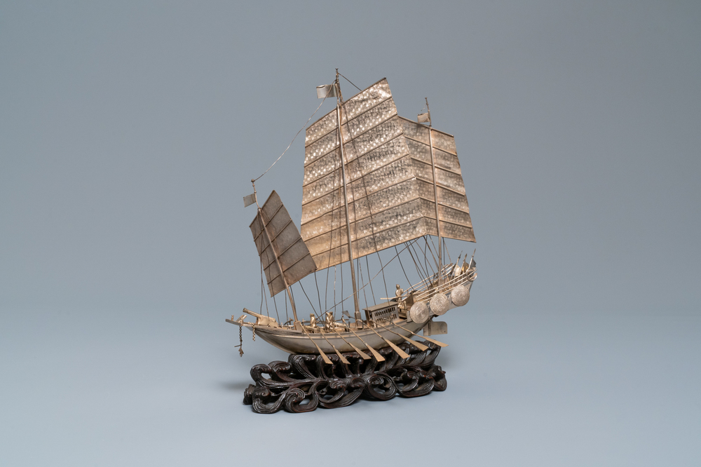 Un grand mod&egrave;le d'une jonque en argent sur socle en bois sculpt&eacute;, Chine, 19&egrave;me