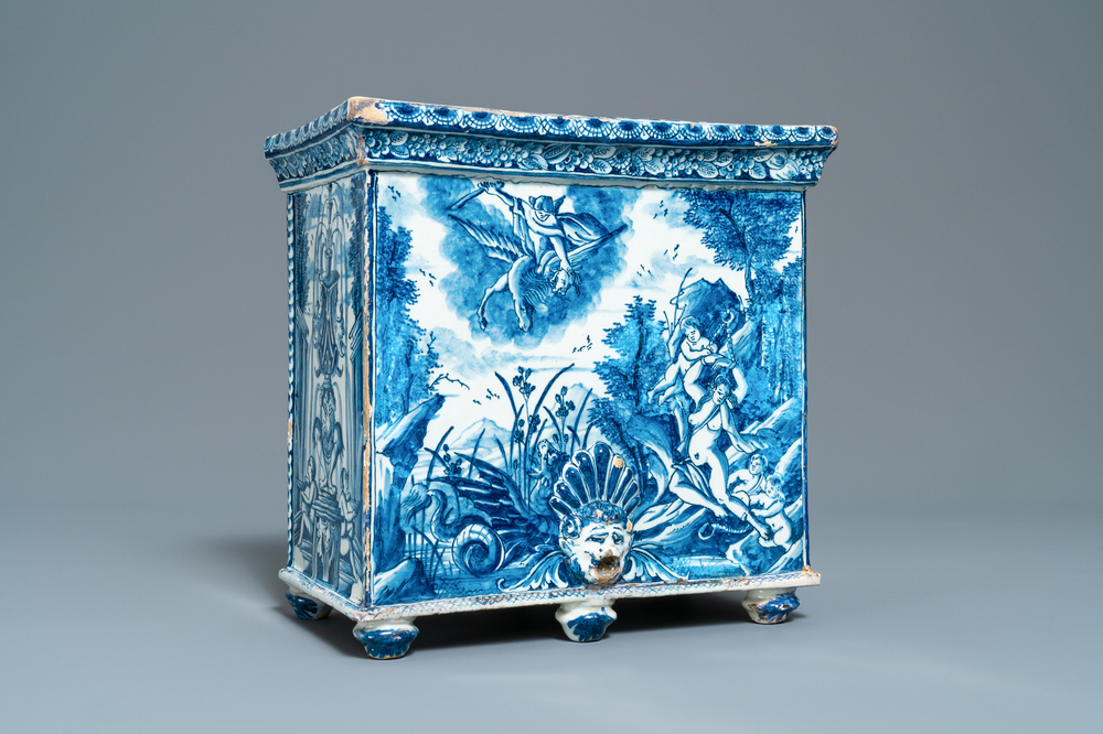 Een blauw-witte Delftse mythologische wandfontein met Perseus en Andromeda, 17/18e eeuw