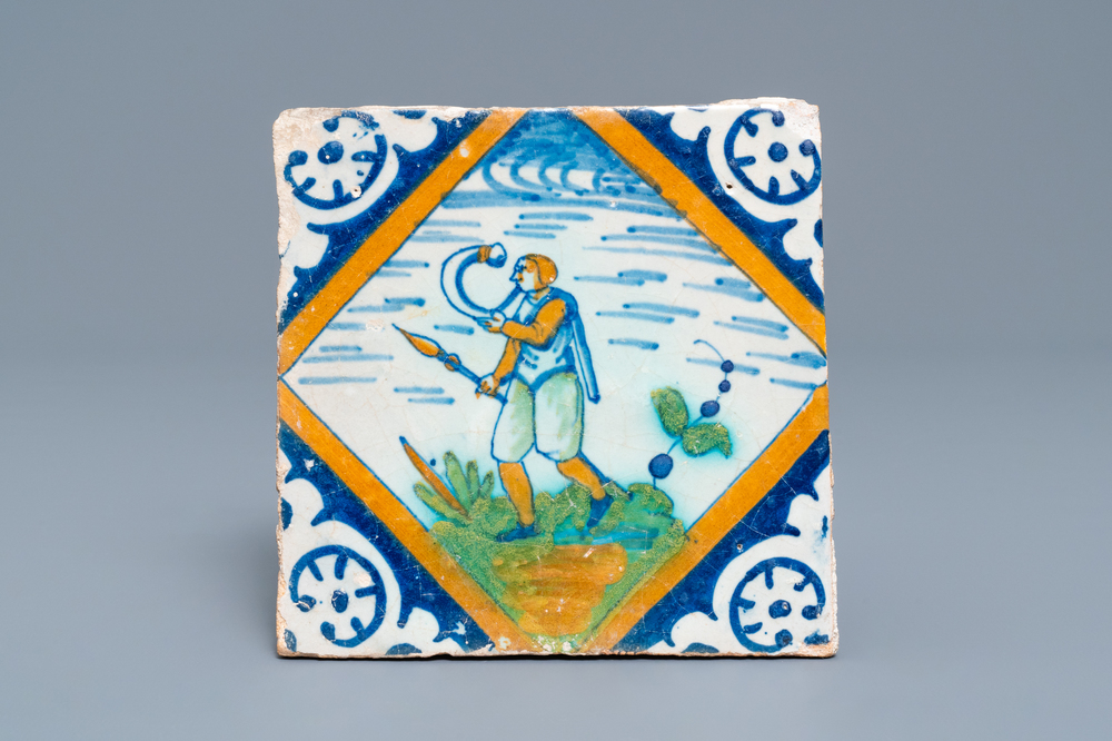 Een polychrome Delftse kwadraattegel met een hoornblazer, ca. 1600