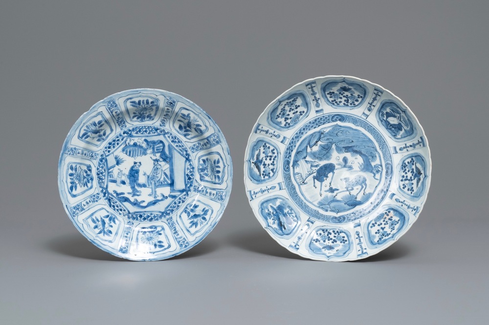 Deux plats en porcelaine de Chine en bleu et blanc de type kraak, Wanli