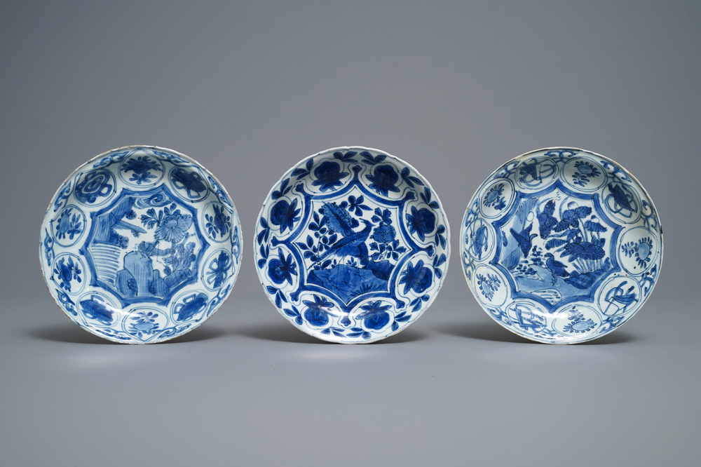 Trois assiettes en porcelaine de Chine en bleu et blanc de type kraak, Wanli