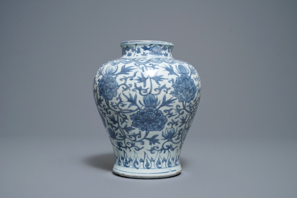 A Chinese blue and white 'lotus scroll' vase, 19/20th C.