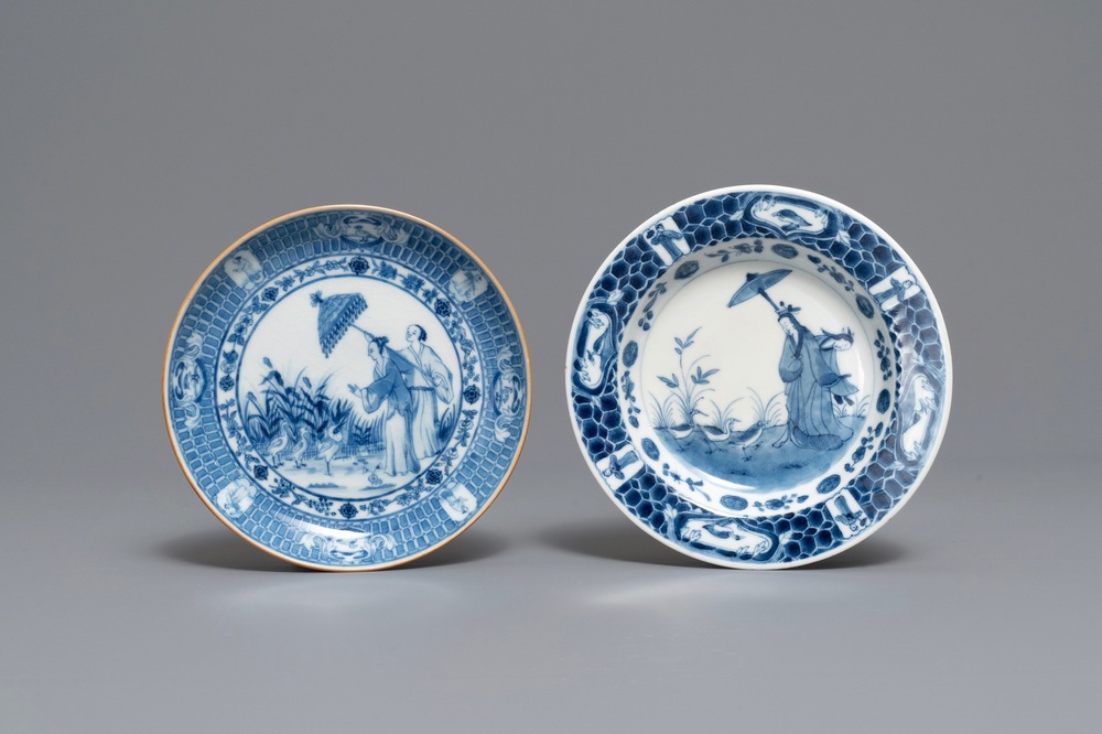 Deux assiettes en porcelaine de Chine en bleu et blanc &agrave; d&eacute;cor 'Dames au Parasol', 18&egrave;me