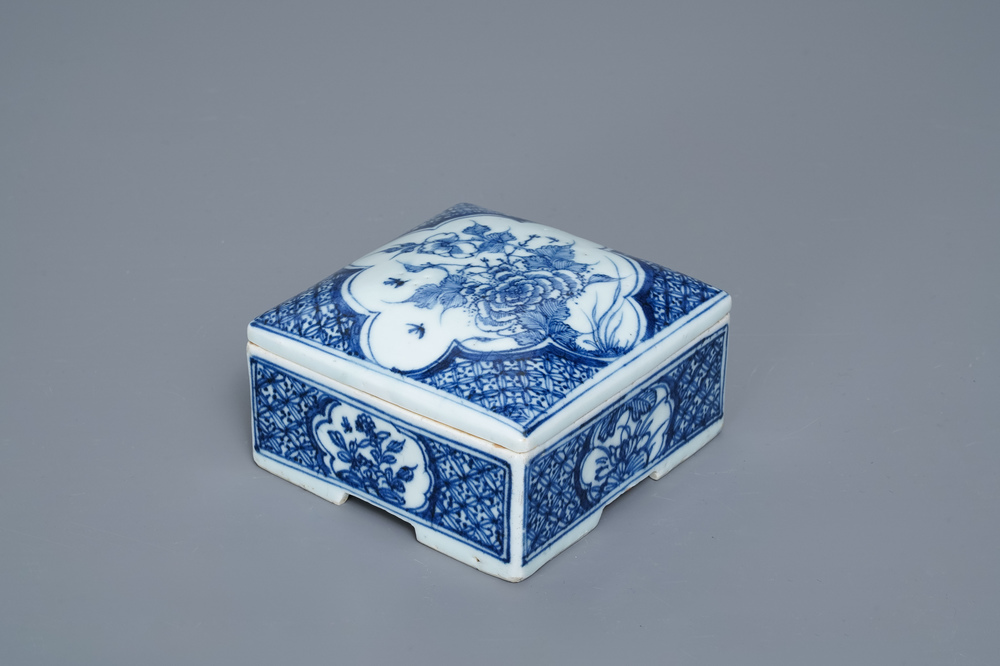 Een vierkante Chinese blauw-witte dekseldoos, Qianlong
