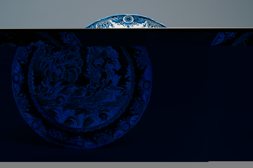Een blauw-witte Delftse mythologische schotel met Perseus en Andromeda, 17/18e eeuw