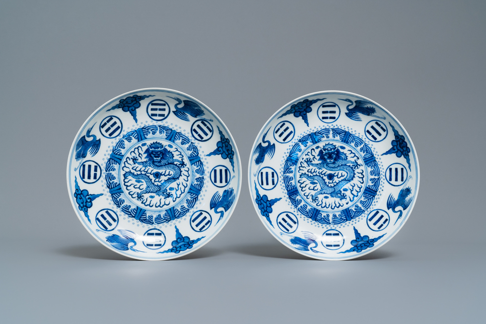 Une paire de plats en porcelaine de Chine en bleu et blanc, marque et &eacute;poque de Guangxu