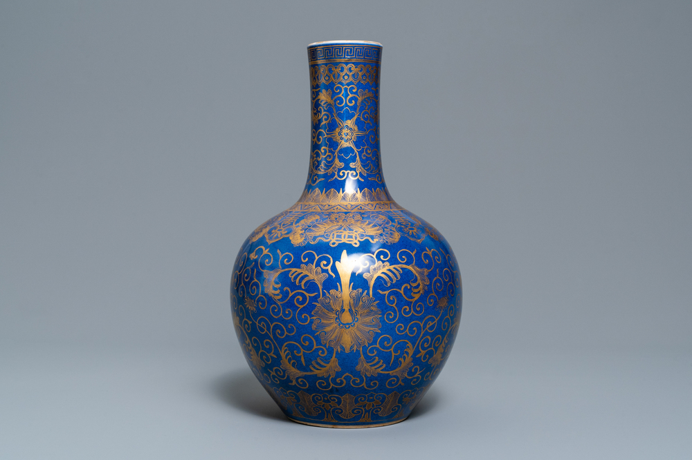 Un vase de forme bouteille en porcelaine de Chine bleu poudr&eacute; et dor&eacute;, marque de Kangxi, 19/20&egrave;me