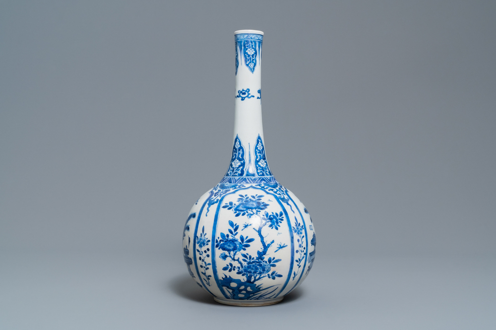 Un vase de forme bouteille en porcelaine de Chine en bleu et blanc, Kangxi
