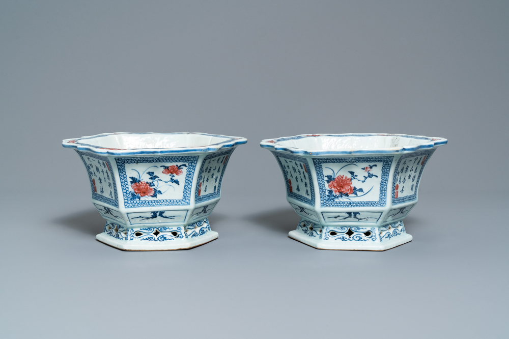 A pair of Chinese blue, white and underglaze red jardini&egrave;res, 18/19th C.
