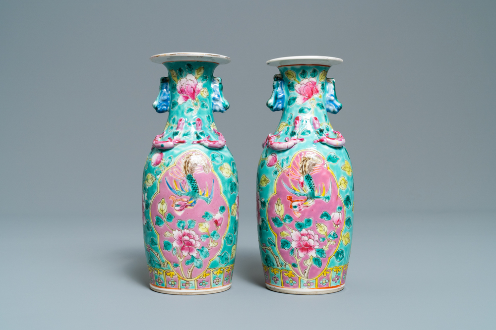 Une paire de vases en porcelaine de Chine famille rose pour le march&eacute; Straits ou Peranakan, 19&egrave;me