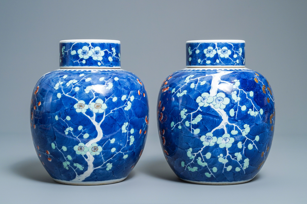 Une paire de pots couverts en porcelaine de Chine polychrome, 19&egrave;me