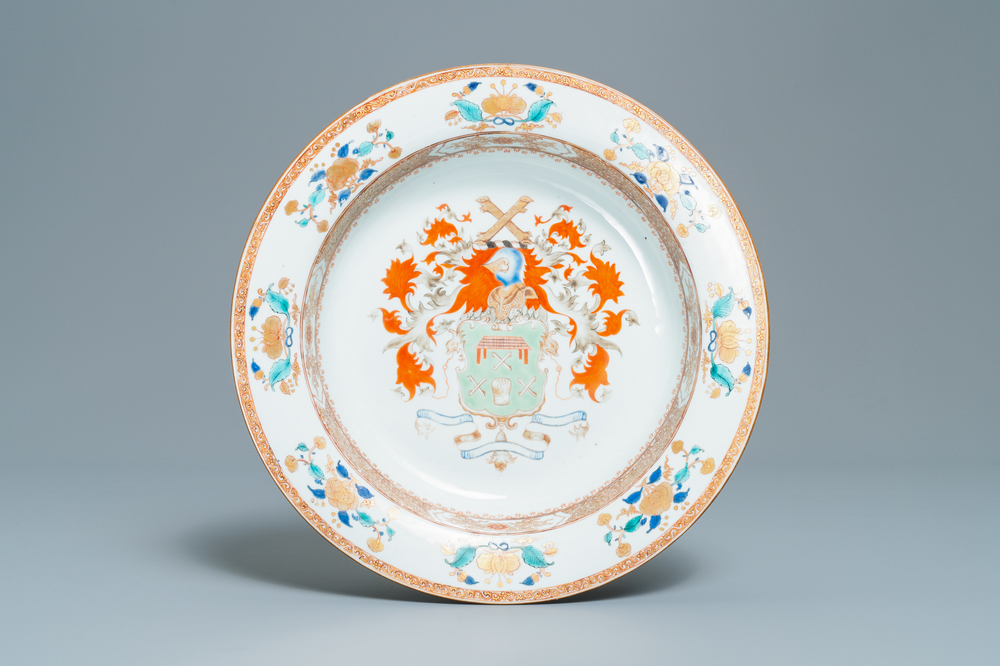 Un bassin armori&eacute; en porcelaine de Chine famille verte, Kangxi/Yongzheng