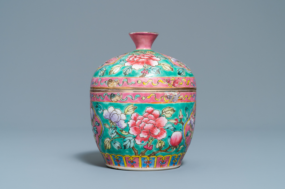 Een Chinese famille rose 'chupu' dekselkom voor de Straits of Peranakan markt, 19e eeuw