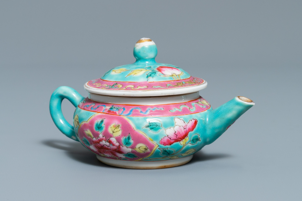 Een Chinese famille rose theepot voor de Straits of Peranakan markt, 19e eeuw