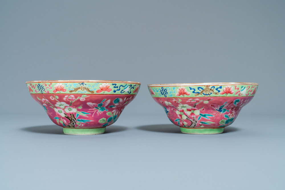 Une paire de bols en porcelaine de Chine famille rose pour le march&eacute; Straits ou Peranakan, 19&egrave;me