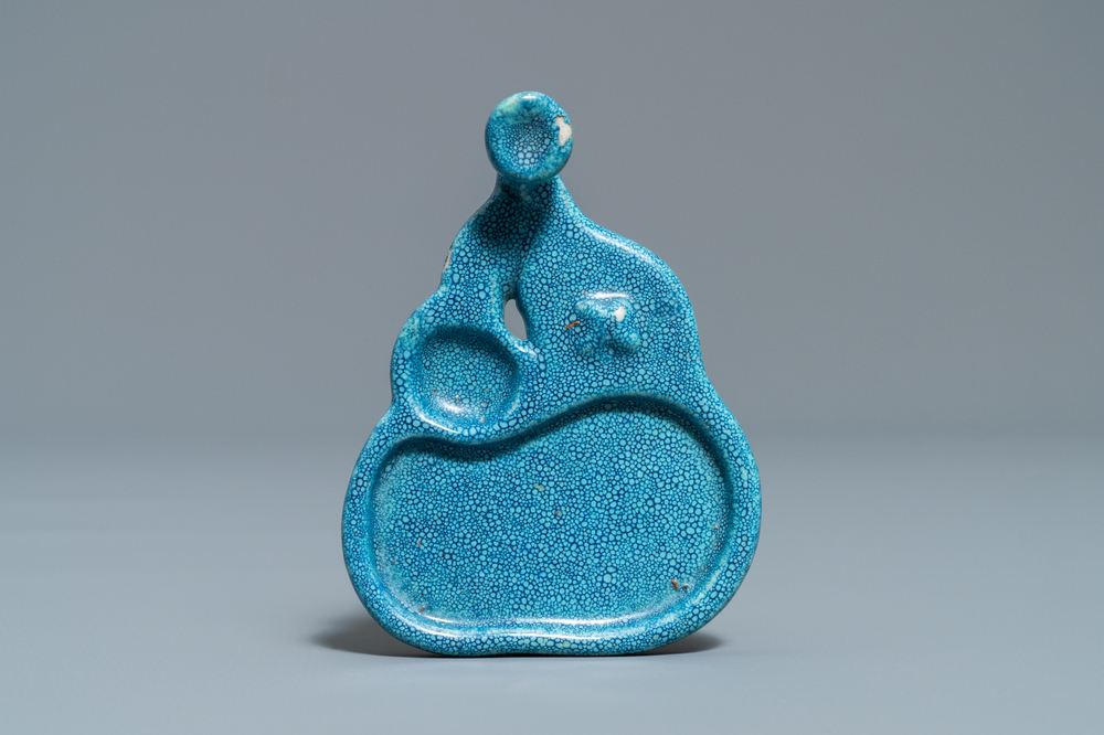 Une petite pierre &agrave; encre en porcelaine de Chine 'robin's egg', Qianlong