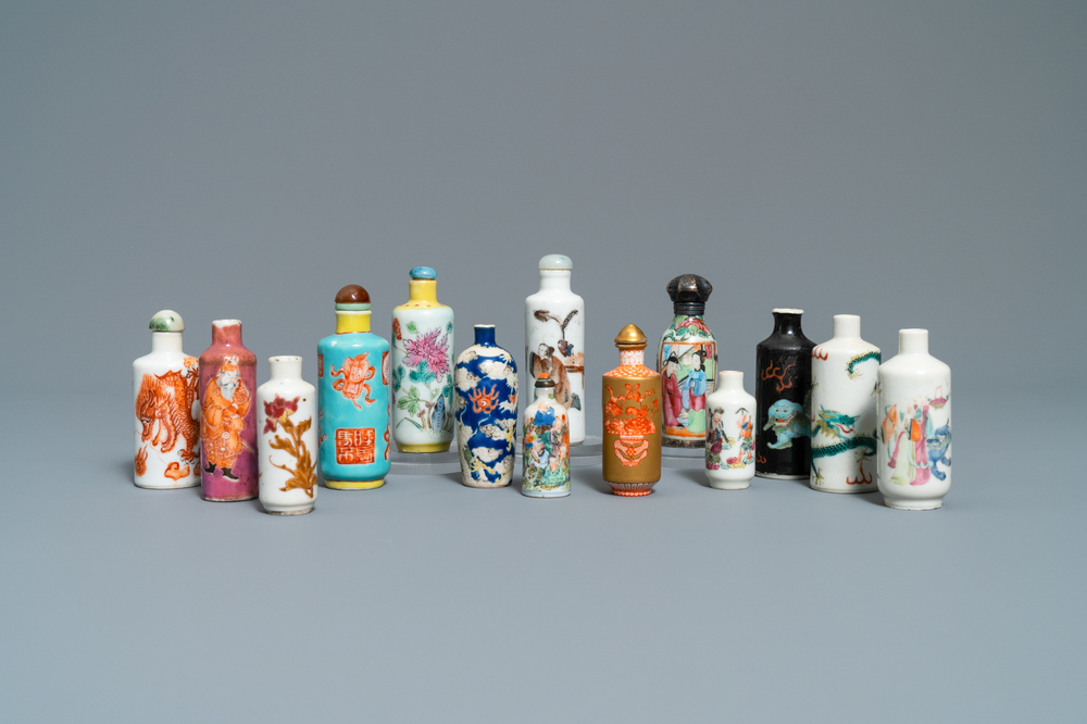 Veertien diverse Chinese snuifflessen, 19/20e eeuw