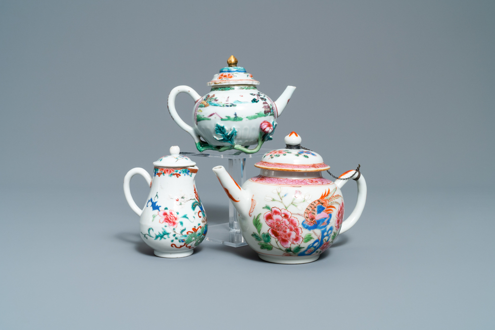 Deux th&eacute;i&egrave;res et une verseuse couverte en porcelaine de Chine famille, Yongzheng/Qianlong