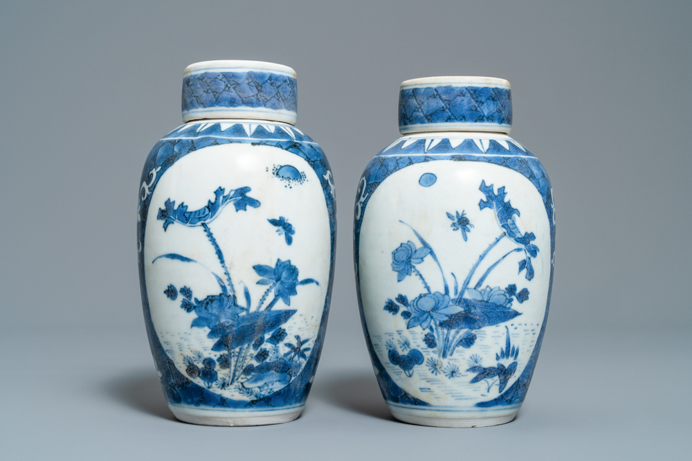 Een paar Chinese blauw-witte dekselvazen met floraal decor, Hatcher cargo scheepswrak, Transitie periode