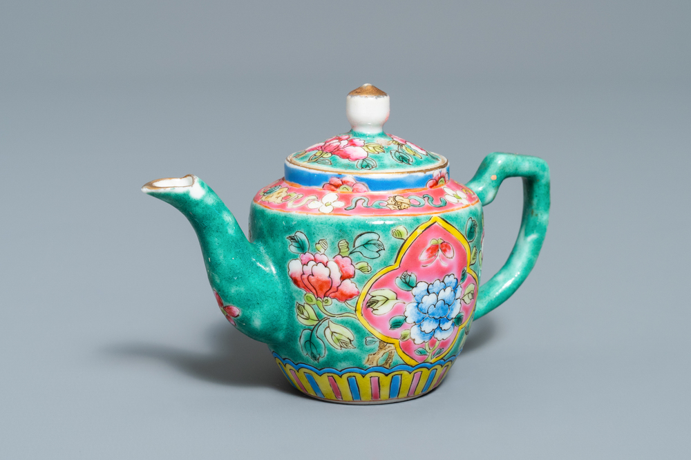 Une verseuse couverte en porcelaine de Chine famille rose &agrave; fond turquoise pour le march&eacute; Straits ou Peranakan, 19&egrave;me