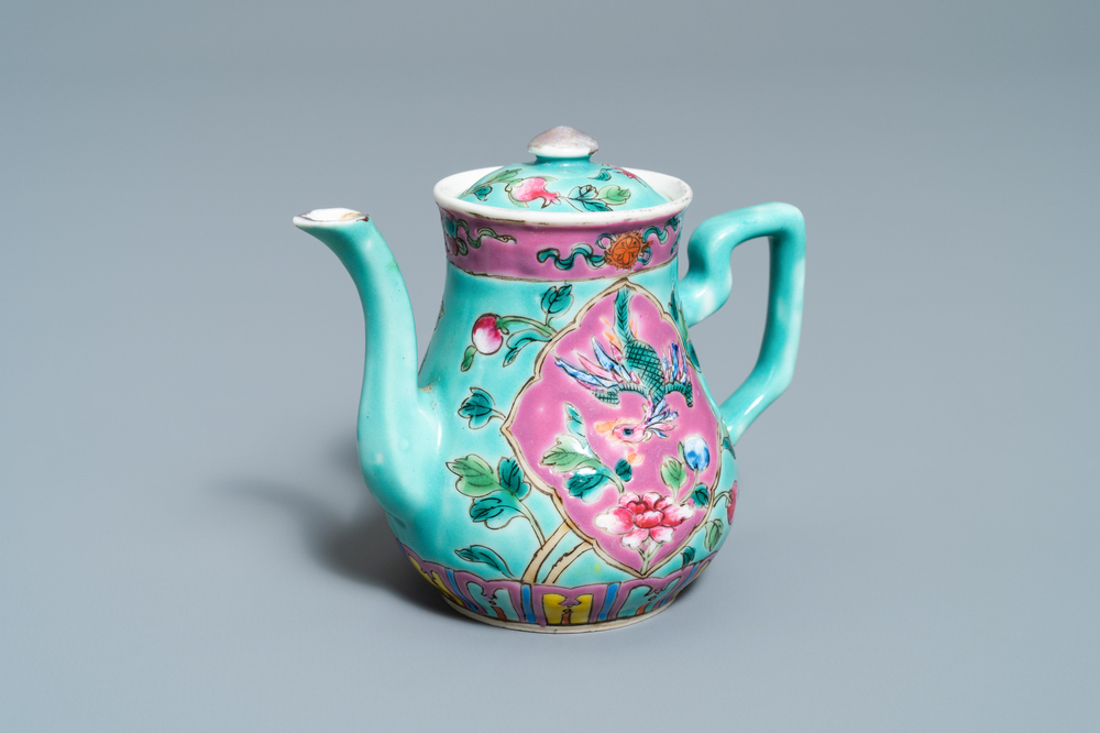 Une verseuse couverte en porcelaine de Chine famille rose &agrave; fond turquoise pour le march&eacute; Straits ou Peranakan, 19&egrave;me