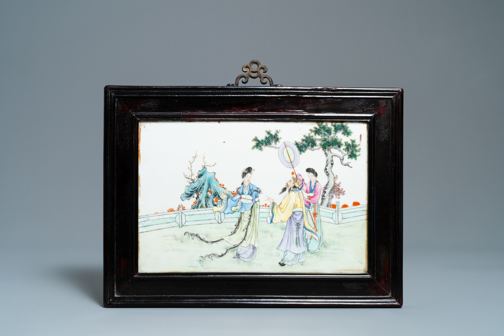 Een Chinese famille rose plaquette met figuren in een tuin, Republiek