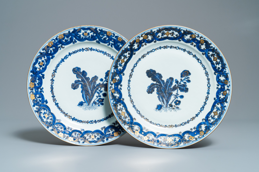Een paar Chinese blauw-witte vergulde schotels, Qianlong