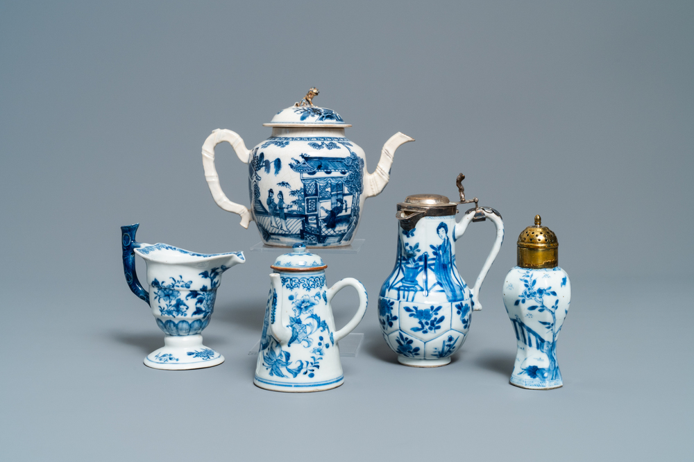 Drie Chinese blauw-witte kannen, een theepot en een vaas met montuur, Kangxi/Qianlong