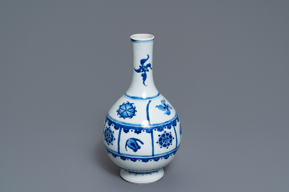 Un vase de forme bouteille en porcelaine de Chine en bleu et blanc, Kangxi