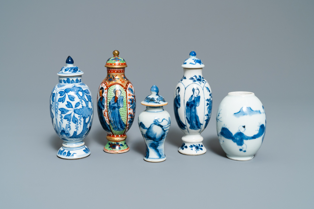 Cinq vases en porcelaine de Chine en bleu et blanc dont un surd&eacute;cor&eacute;, Kangxi