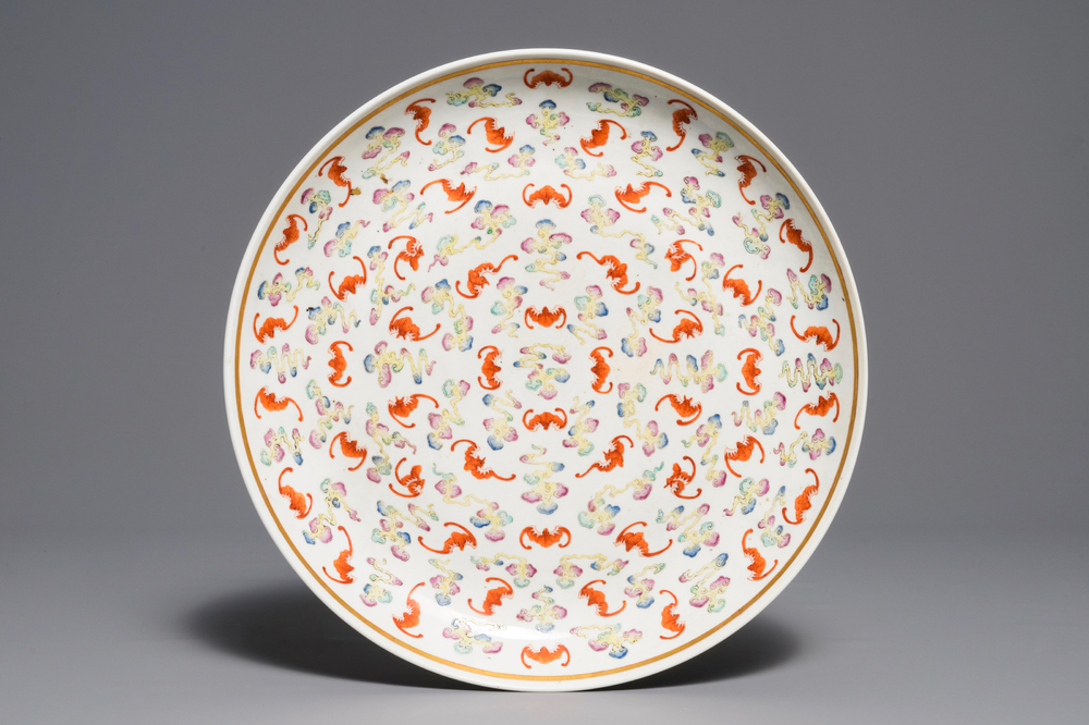 Un plat en porcelaine de Chine famille rose &agrave; d&eacute;cor de '100 chauve-souris', marque et &eacute;poque de Guangxu